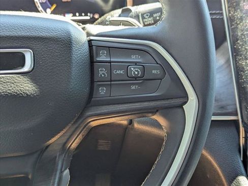 Used 2023 Jeep Grand Cherokee Limited AWD/4WD image 12
