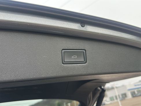 Used 2022 Volkswagen Tiguan SE R-Line image 24