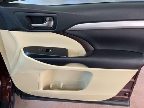 Used 2019 Toyota Highlander XLE image 25