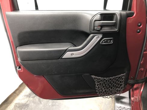 Used 2013 Jeep Wrangler Unlimited Sahara image 14