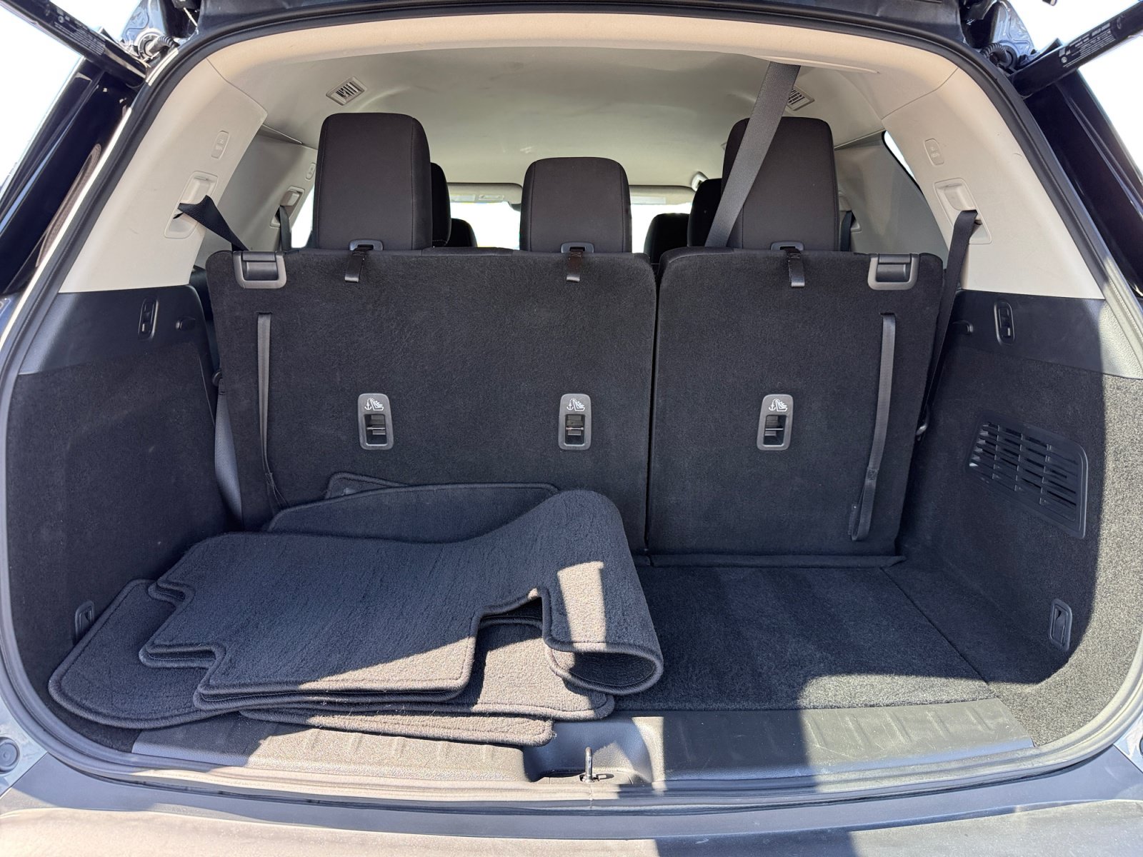 Used 2025 Nissan Pathfinder SV AWD/4WD image 17