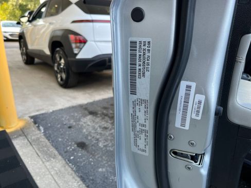 Used 2025 Jeep Compass Limited image 29