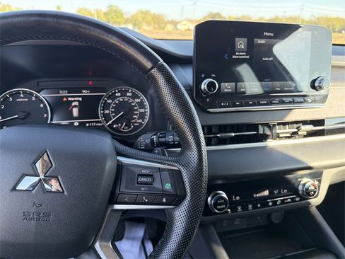 Used 2024 Mitsubishi Outlander SE image 11