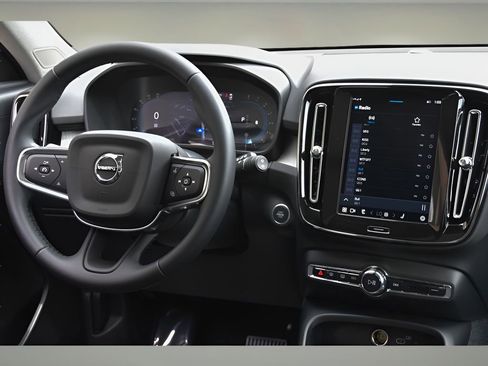 Certified 2025 Volvo XC40 B5 Core w/ Protection Package Premier image 16