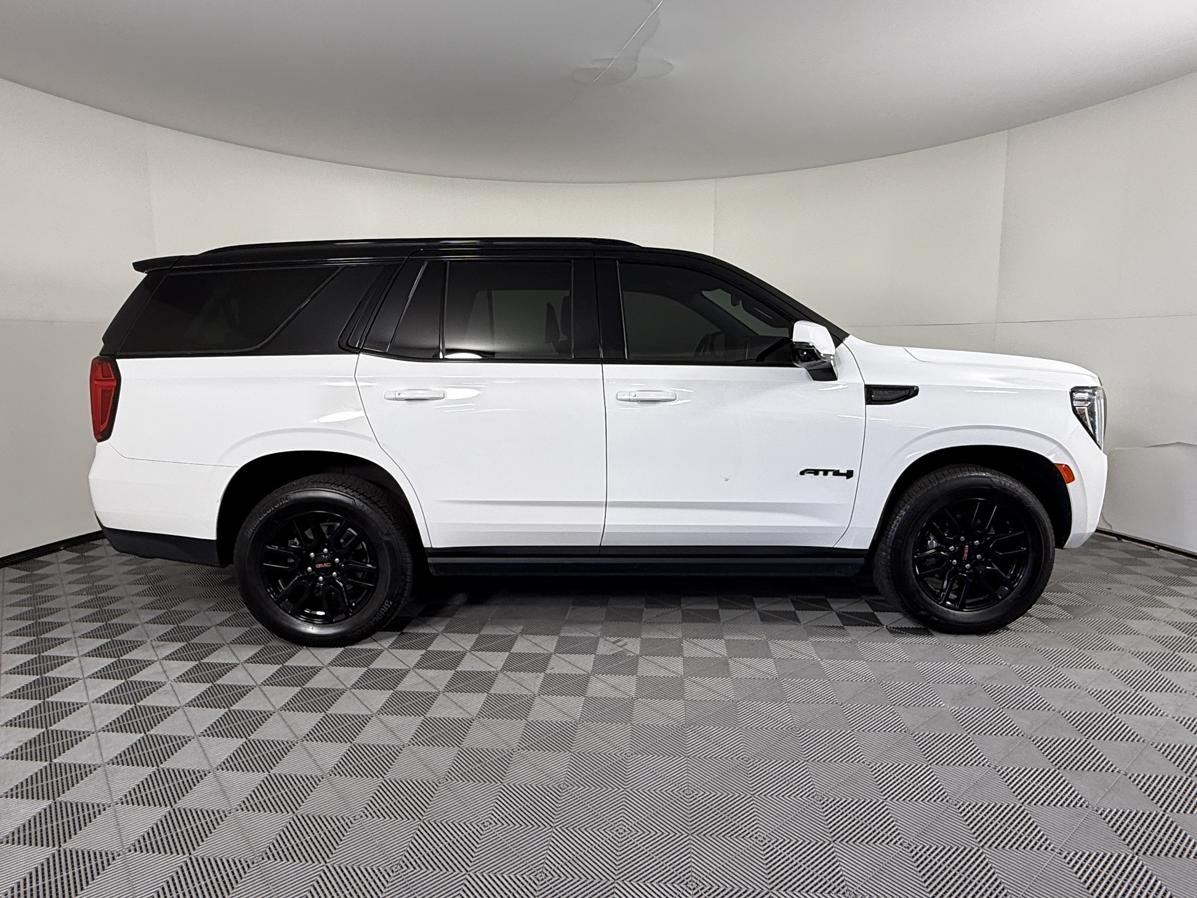 Used 2023 GMC Yukon AT4 w/ AT4 Premium Package AWD/4WD image 2