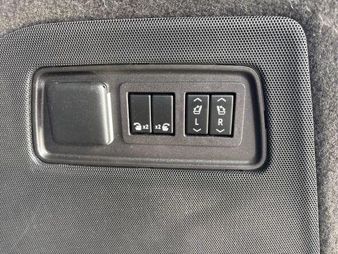 Used 2023 Cadillac Escalade Premium Luxury AWD/4WD image 31