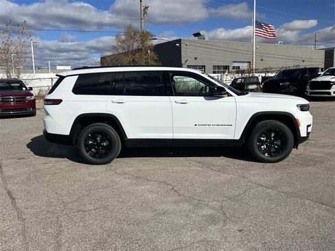 New 2025 Jeep Grand Cherokee L Altitude image 2