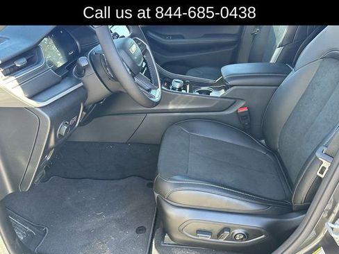 New 2025 Jeep Grand Cherokee Altitude image 2