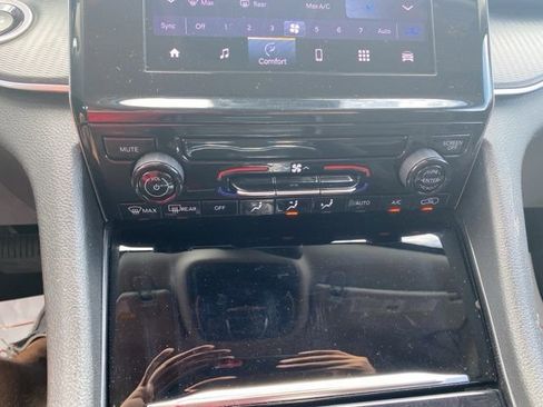 Used 2024 Jeep Grand Cherokee Laredo image 23