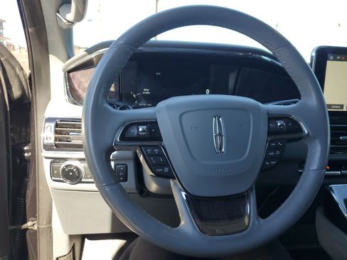 Used 2020 Lincoln Navigator Reserve w/ Luxury Package image 18