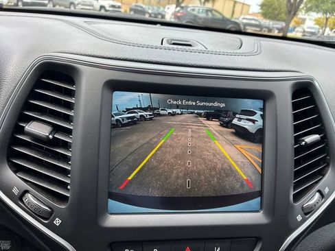 Used 2023 Jeep Cherokee Altitude Lux w/ Mopar Interior Package AWD/4WD image 30