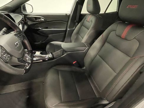 Used 2025 Chevrolet Trax RS image 3