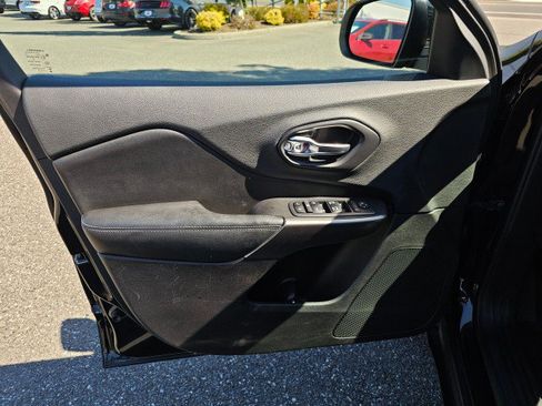 Used 2019 Jeep Cherokee Latitude Plus image 29