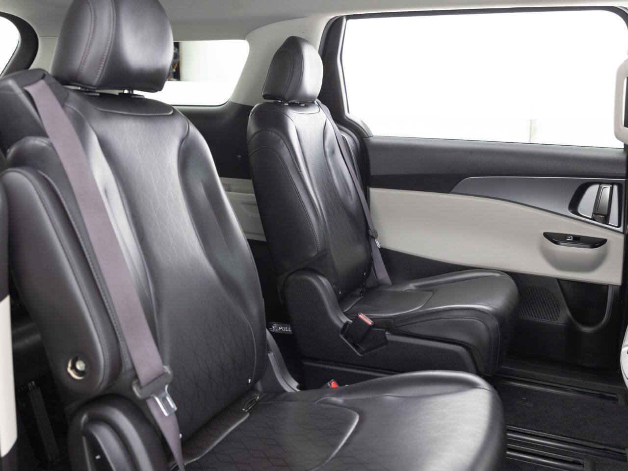 Used 2023 Kia Carnival LX FWD image 29