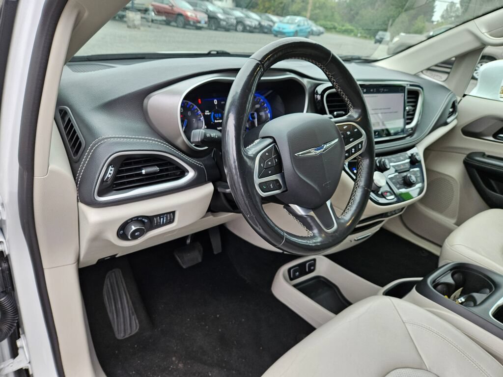 Used 2021 Chrysler Pacifica Touring-L FWD image 16