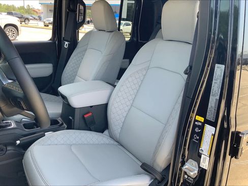 Used 2022 Jeep Gladiator Overland AWD/4WD image 15
