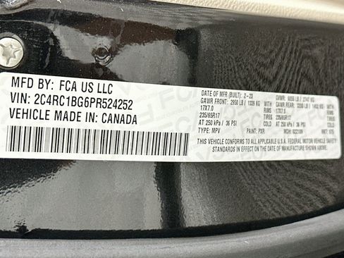 Used 2023 Chrysler Pacifica Touring-L FWD image 12