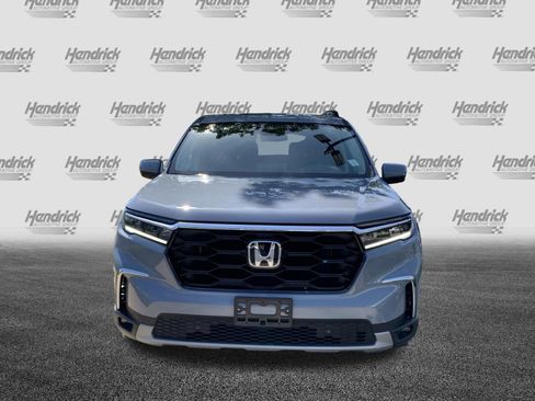 Used 2025 Honda Pilot Touring image 3