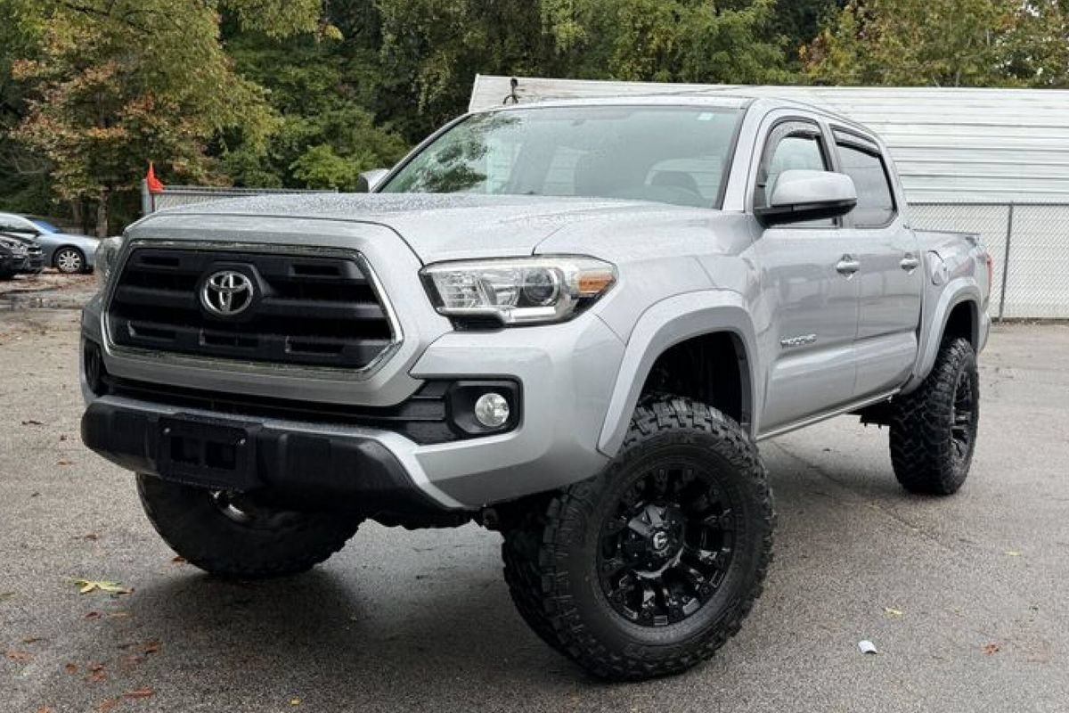 Used 2017 Toyota Tacoma SR5 w/ Tow Package AWD/4WD image 2