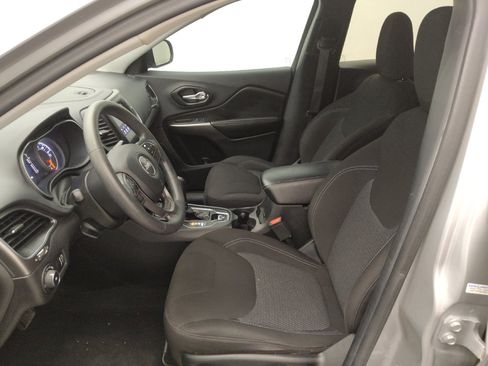 Used 2019 Jeep Cherokee Latitude w/ Popular Appearance Group FWD image 17