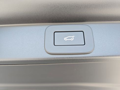 New 2026 Land Rover Range Rover Long Wheelbase SE image 13