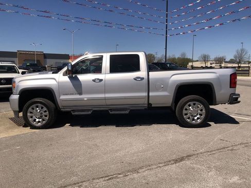 Used 2018 GMC Sierra 2500 Denali w/ Duramax Plus Package AWD/4WD image 11