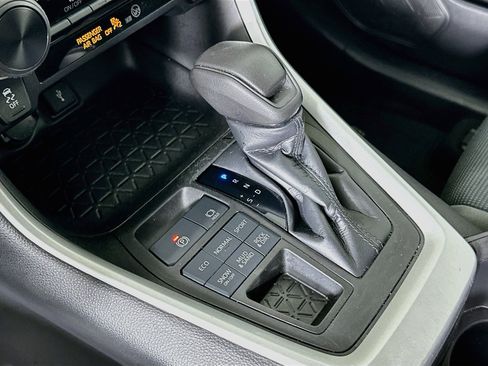 Used 2022 Toyota RAV4 LE w/ Carpet Mat Package (TMS) AWD/4WD image 23