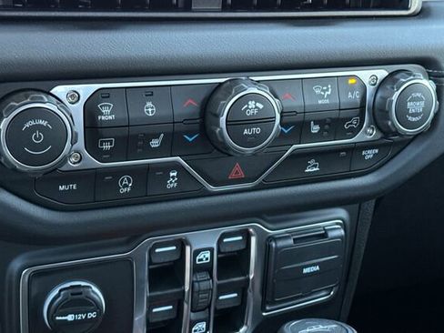 New 2025 Jeep Gladiator Sport image 19