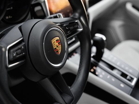 Certified 2022 Porsche Macan S AWD/4WD image 19