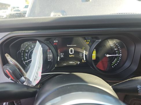 Used 2025 Jeep Wrangler Unlimited Sahara w/ Safety Group AWD/4WD image 7