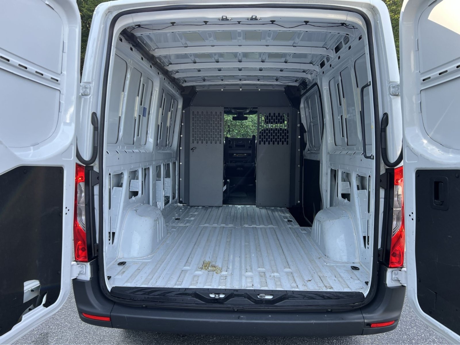 Used 2025 Mercedes-Benz Sprinter 2500 image 32