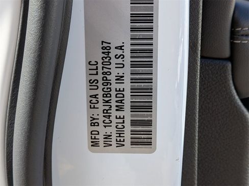 Used 2023 Jeep Grand Cherokee L Limited w/ Black Appearance Package image 33