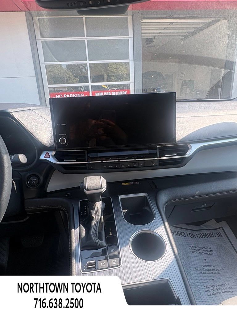 Used 2025 Toyota Sienna XLE w/ XLE Plus Package FWD image 25