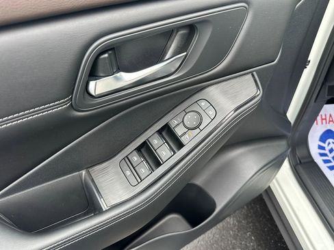 Used 2023 Nissan Rogue SV w/ SV Premium B Package image 15