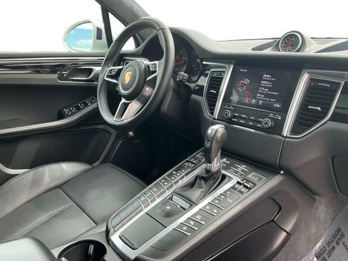Used 2018 Porsche Macan Turbo AWD/4WD image 17