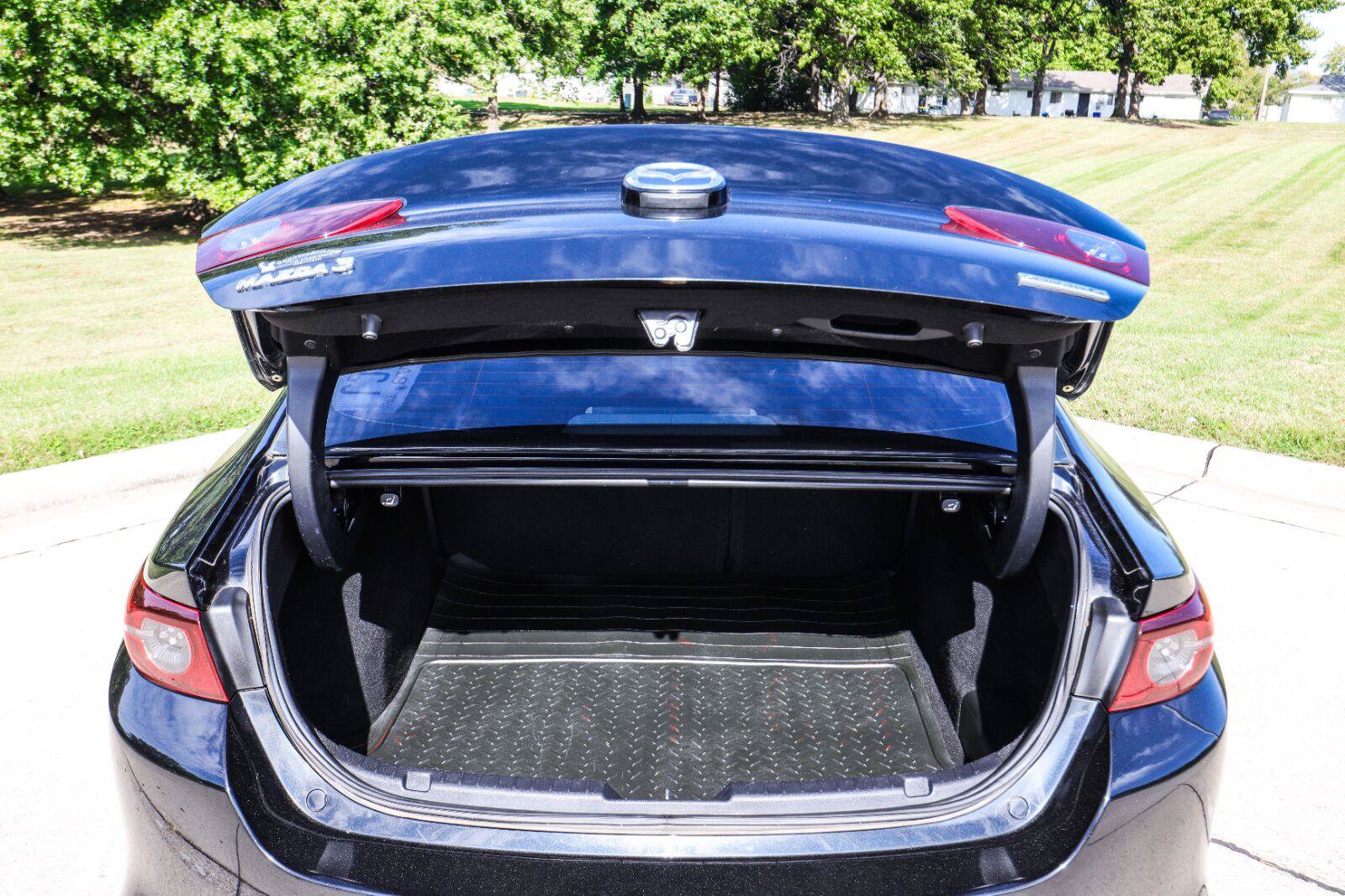 Used 2019 MAZDA MAZDA3 Sedan w/ Preferred Package FWD image 19