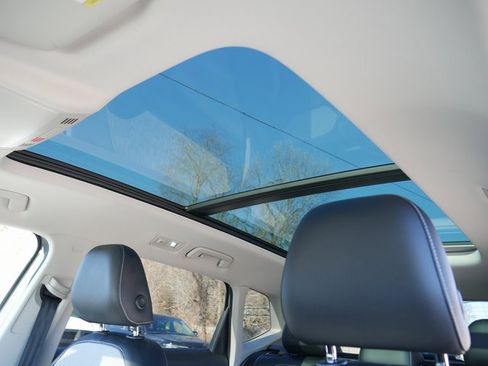 Used 2022 Volkswagen Taos SEL image 15