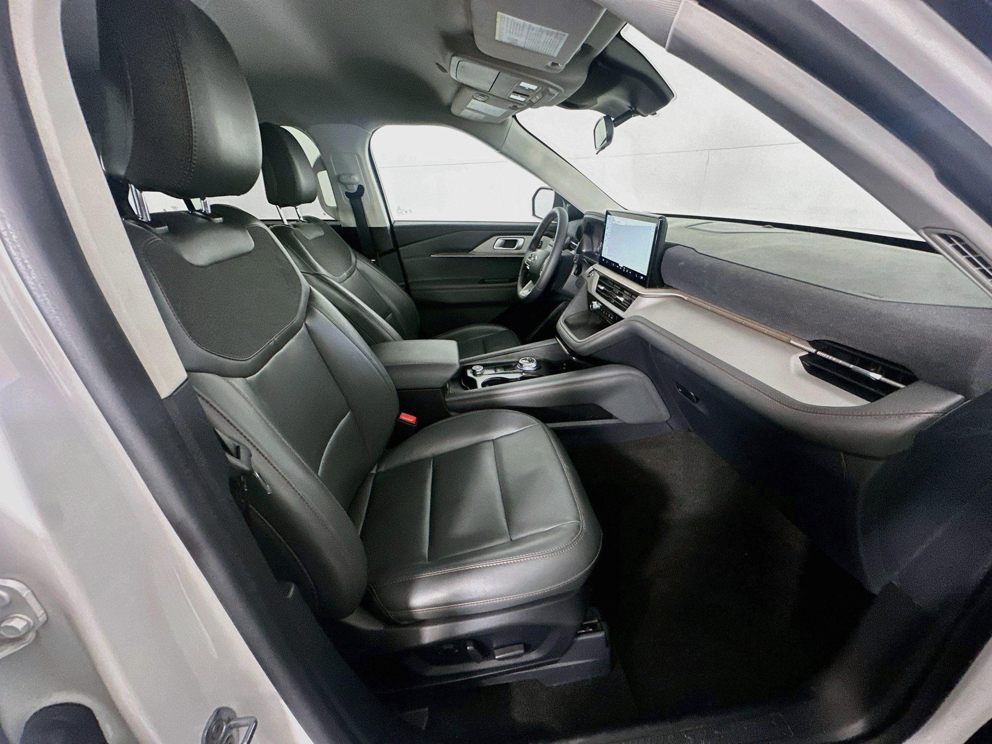 Used 2025 Ford Explorer Active w/ Active Comfort Package RWD image 34