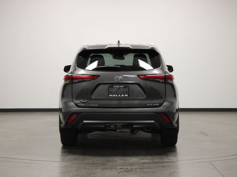 Used 2022 Toyota Highlander XLE AWD/4WD image 7