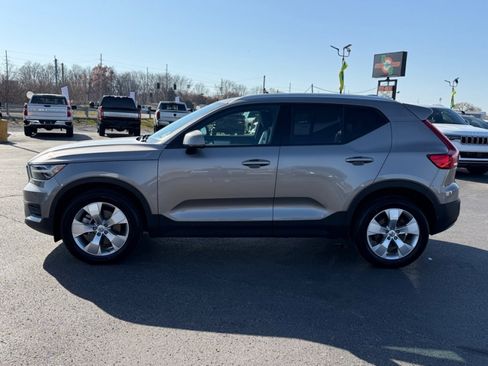 Used 2022 Volvo XC40 T5 Momentum image 5