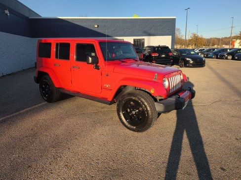 Used 2018 Jeep Wrangler Unlimited Sahara w/ Connectivity Group image 6