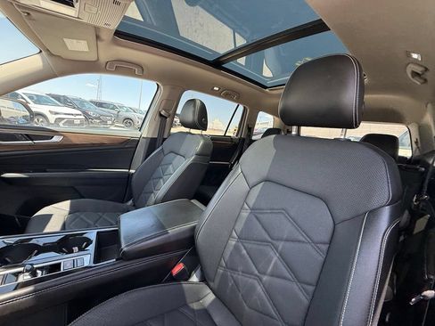 Used 2024 Volkswagen Atlas SE w/ Panoramic Sunroof Package FWD image 13