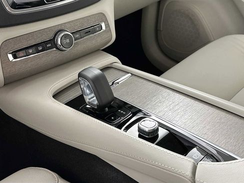 Used 2025 Volvo XC90 B5 Plus image 16