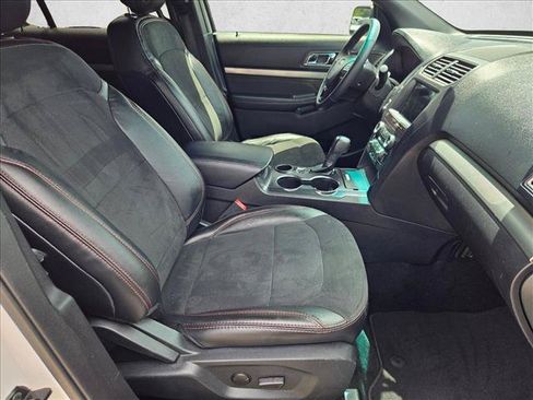 Used 2019 Ford Explorer XLT w/ Equipment Group 202A FWD image 22