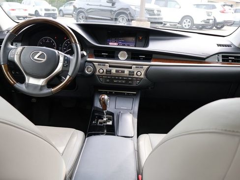 Used 2015 Lexus ES 350 w/ Luxury Package FWD image 13
