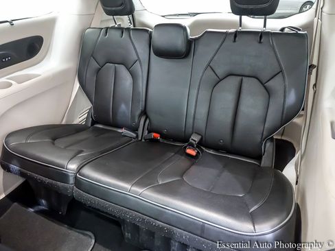 Used 2018 Chrysler Pacifica Limited image 17