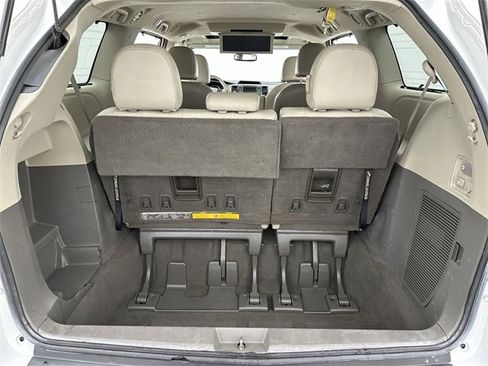 Used 2011 Toyota Sienna XLE w/ Premium Pkg image 25