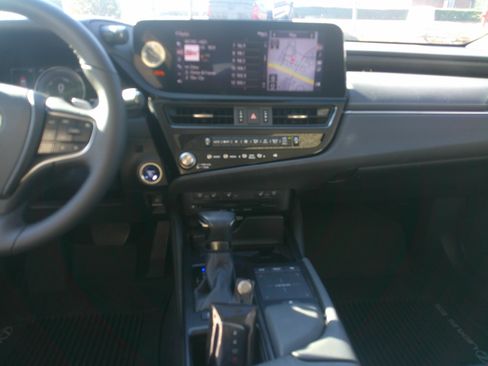 Used 2022 Lexus ES 300h w/ Premium Package image 32