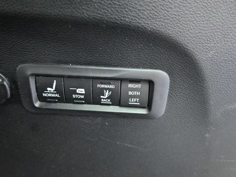 Used 2018 Chrysler Pacifica Limited FWD image 7