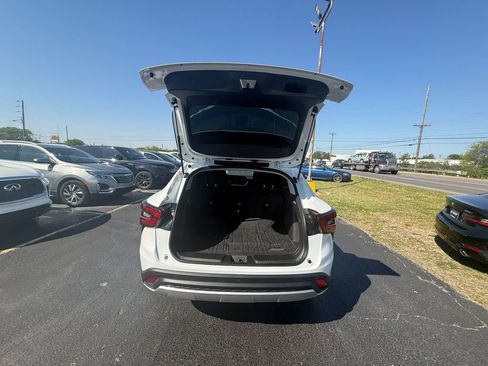 Used 2025 Chevrolet Trax LT w/ Sunroof Package image 5